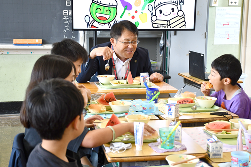 児童と給食を食べる市長の様子