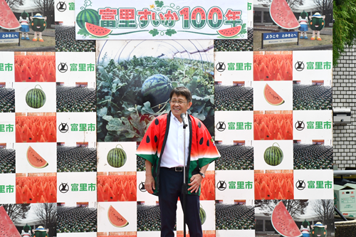開会式で挨拶をする五十嵐市長