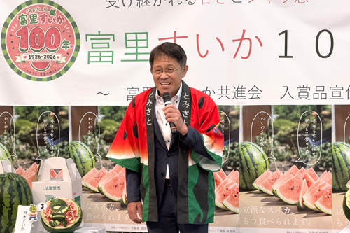 すいかの宣伝をする五十嵐市長