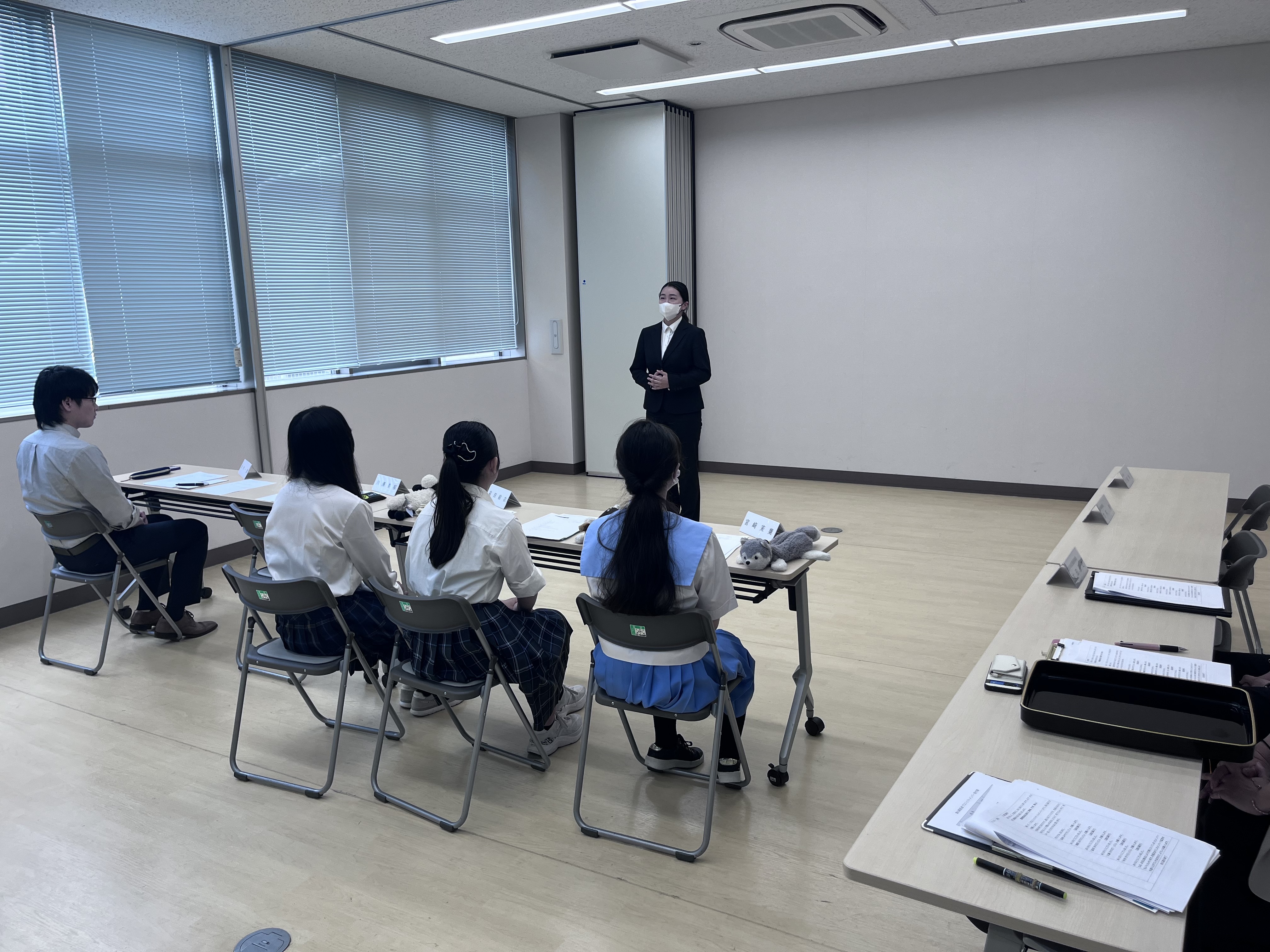 自己紹介をしている様子