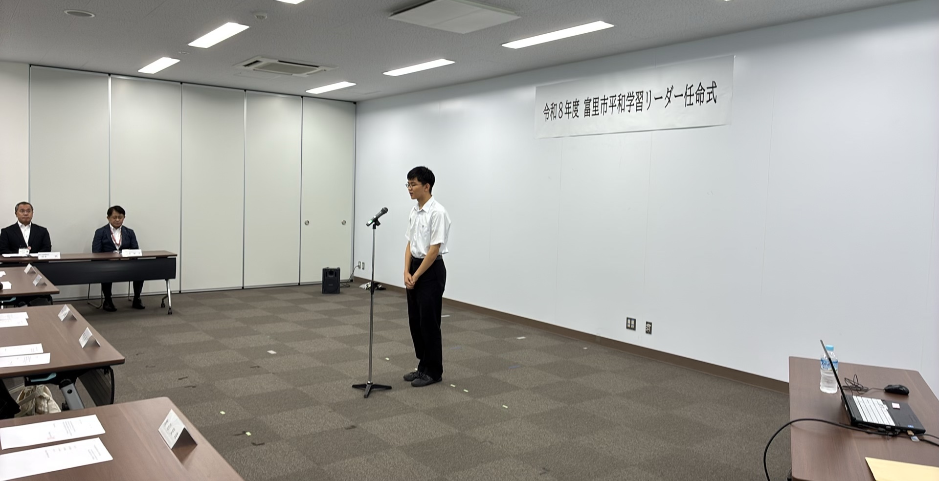 平和学習リーダーが自己紹介と抱負を述べている写真