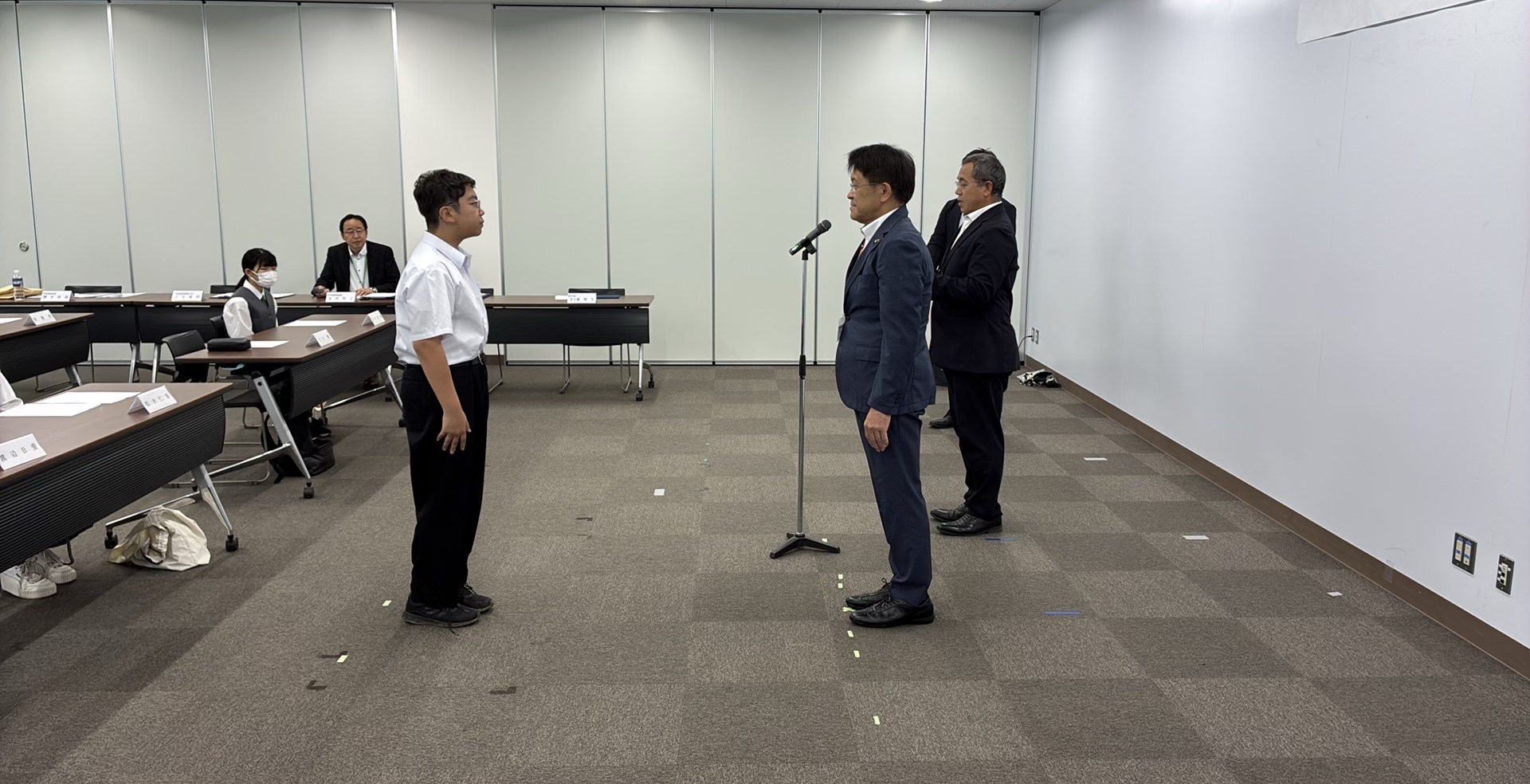市長から平和学習リーダーに任命書を渡している写真