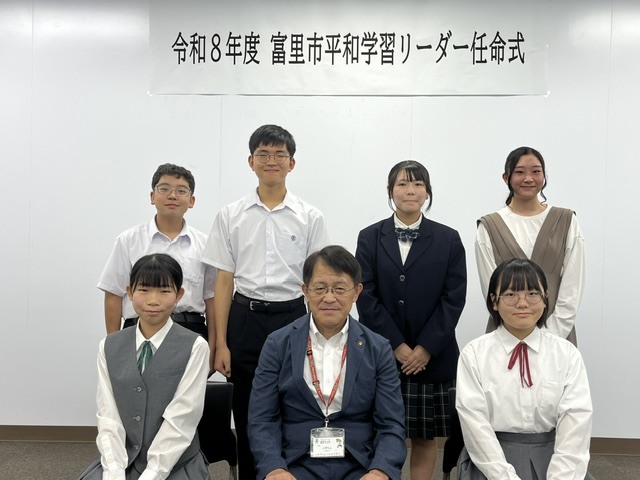 市長と平和学習リーダー6名の集合写真