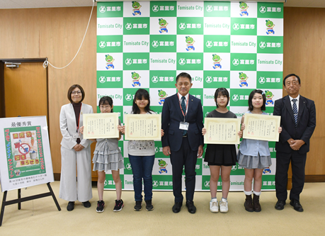 入賞者と五十嵐市長の記念写真