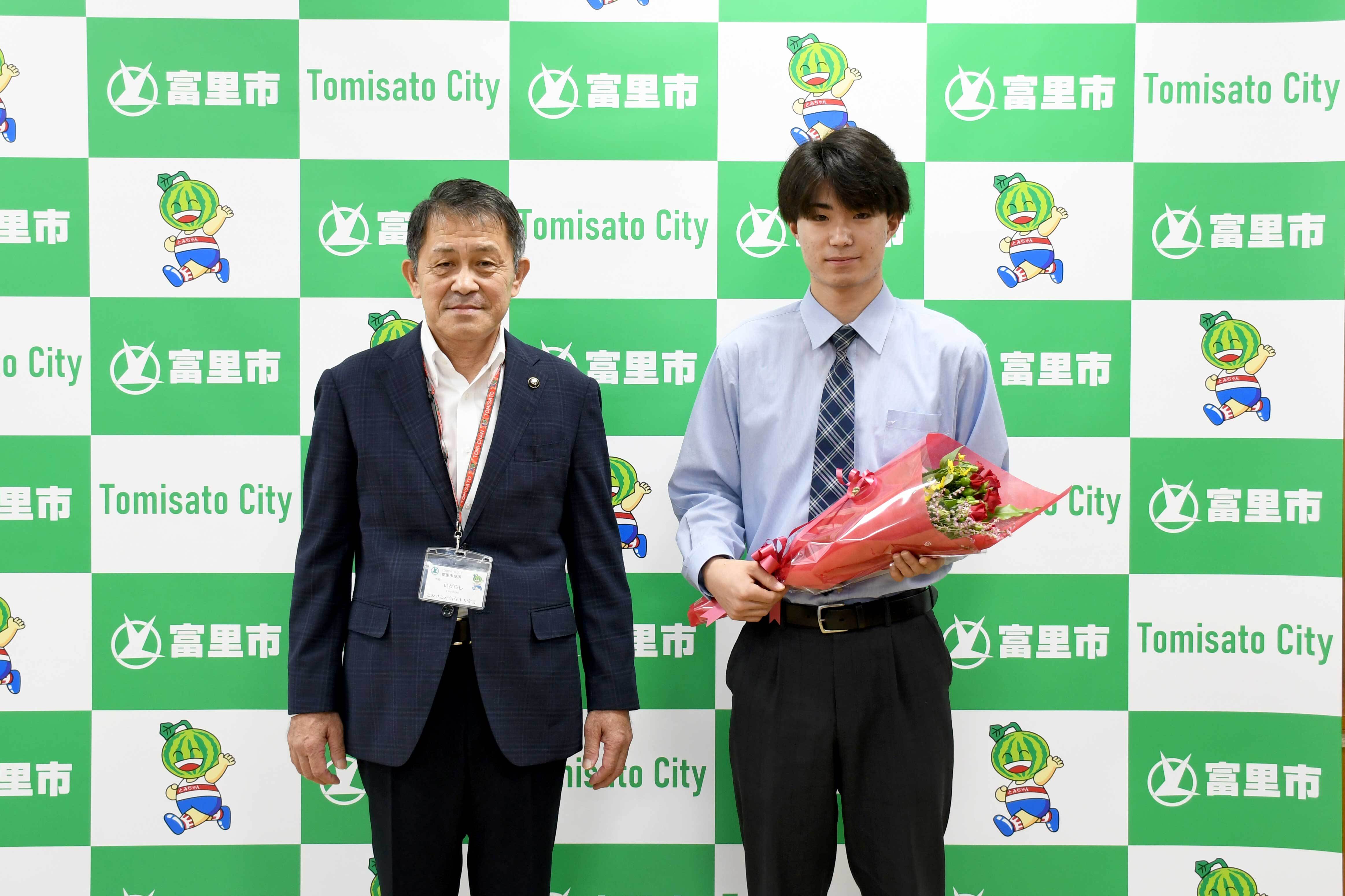 市長と菰原選手が並んだ記念写真
