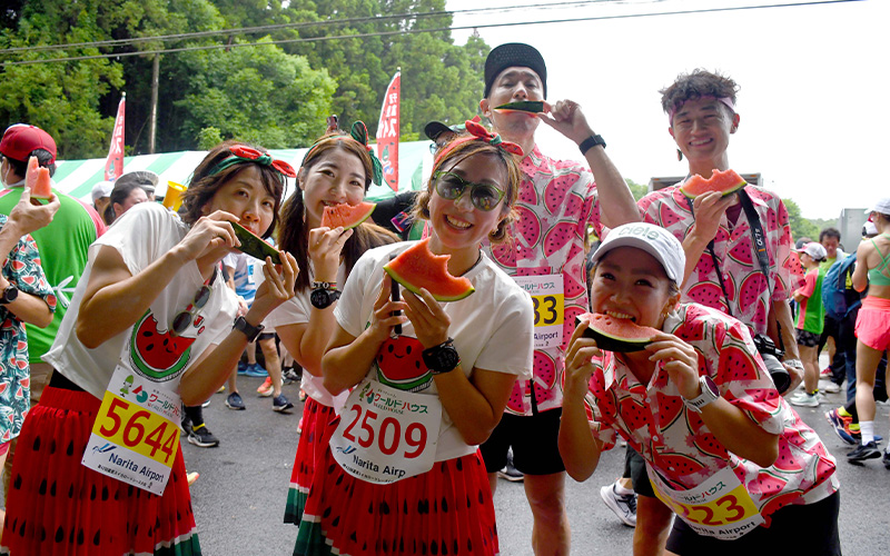 ロードレースでスイカを食べている人々